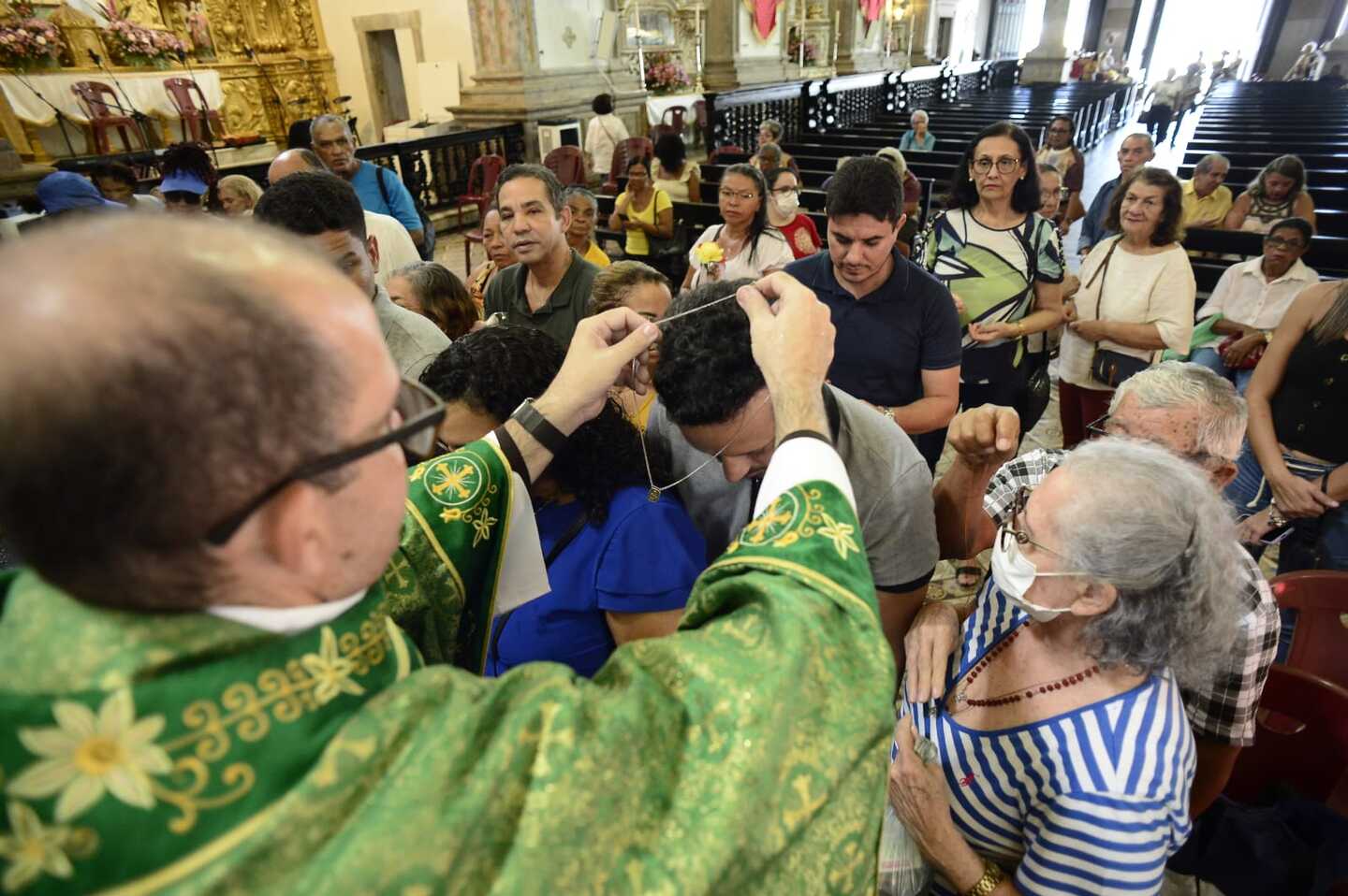 Fiéis recebem Consagração do Escapulário