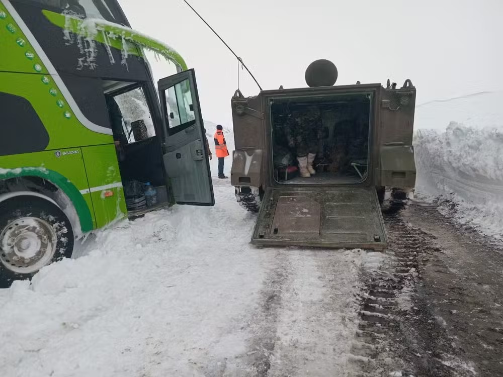 Após um mês isolado por conta da neve, caseiro e seus 13 cachorros são resgatados com ajuda de blindados 