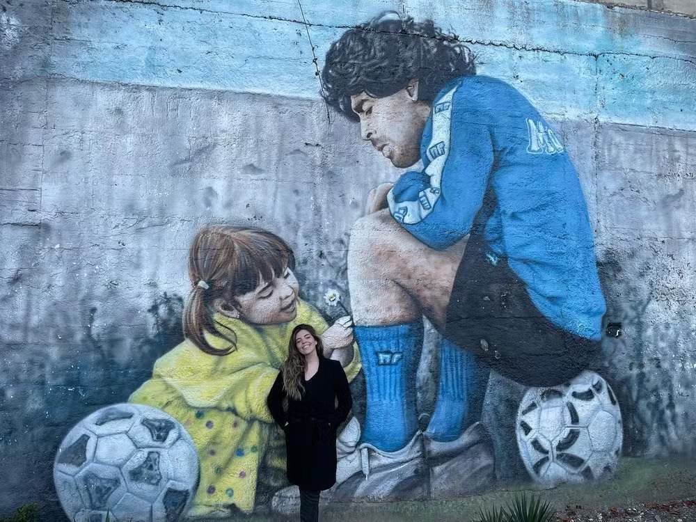 Dalma e uma pintura de rua de Diego Maradona 