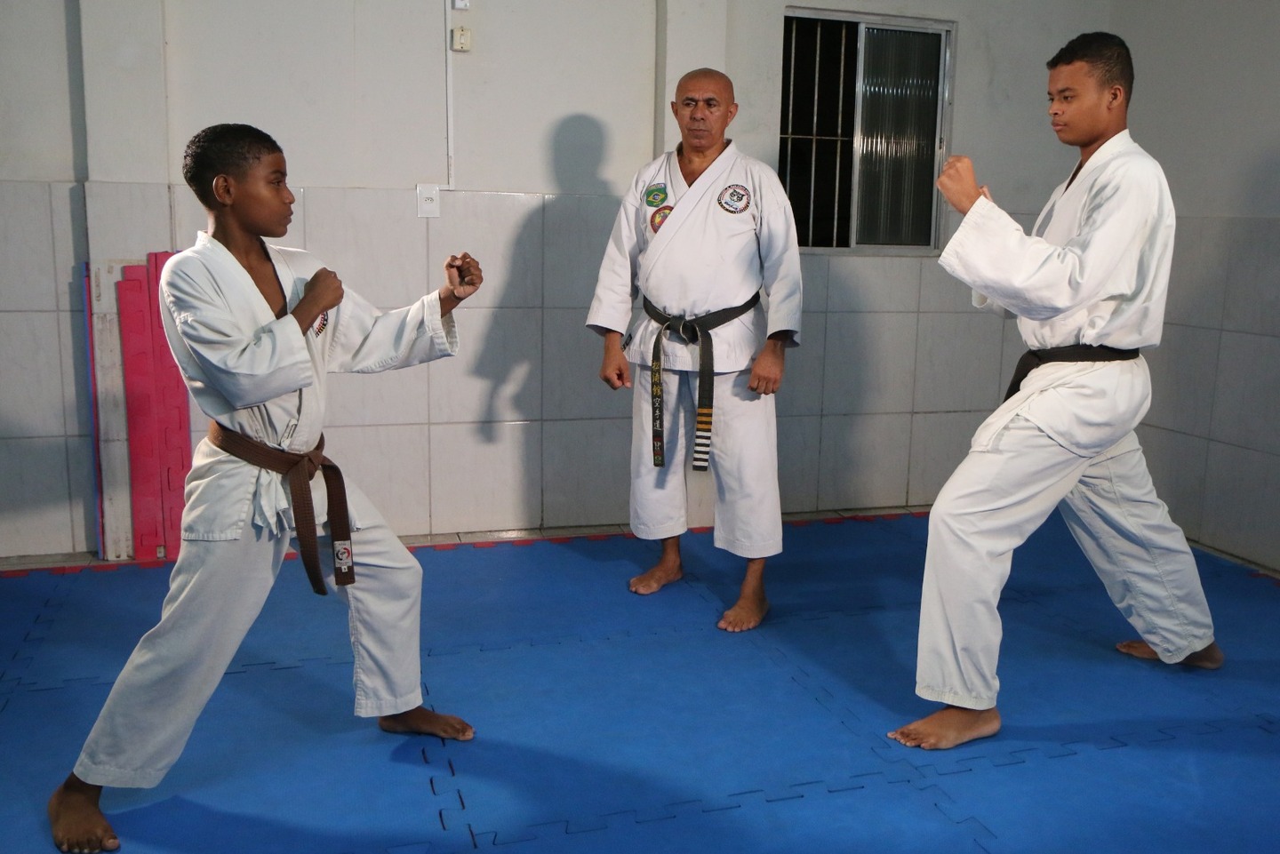 Professor Marcos Coxinha, ao centro, mediando luta de alunos