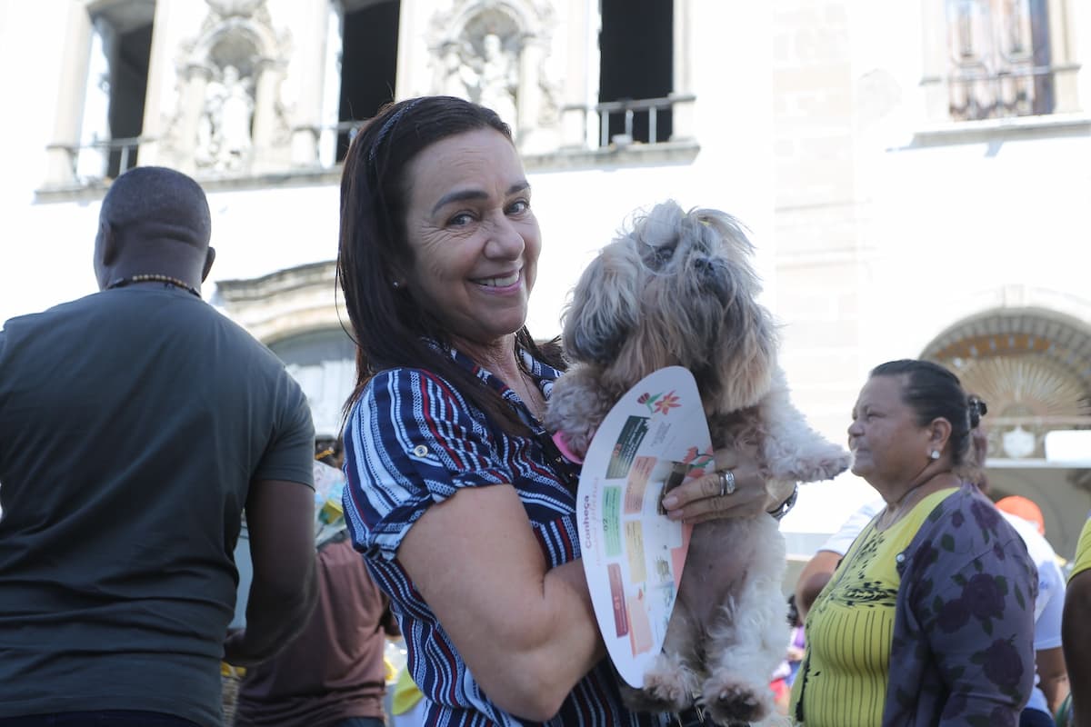 A funcionária pública Valéria Fonseca e a Shi Tzu Sophie. 