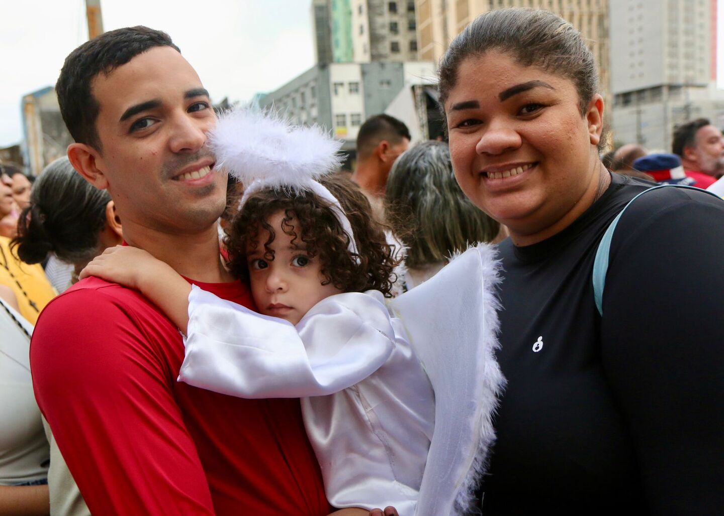 Rodrigo Luís Justino e Taciana do Carmo Lima ao lado do pequeno Ravi