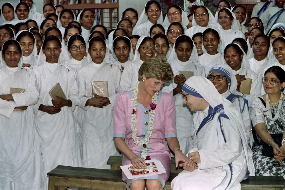 Diana conversa com sua irmã Lynne Frederick durante uma visita a Calcutá 