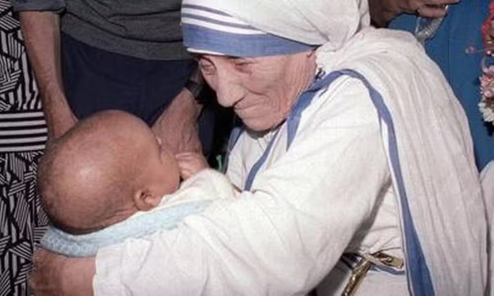 Madre Teresa com um bebê durante uma visita a Joanesburgo em 1988 