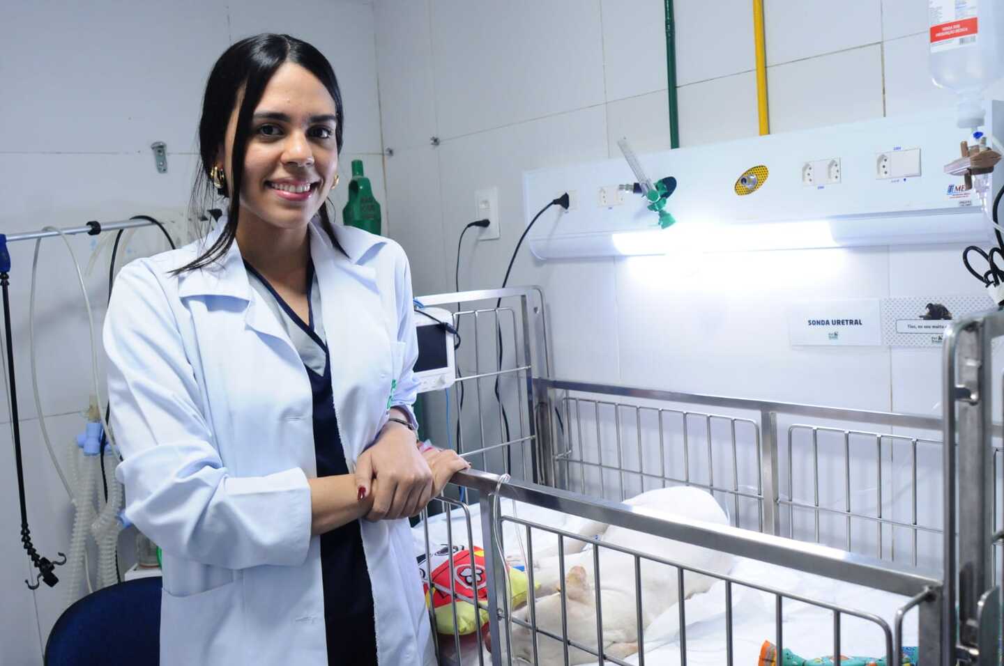 Débora Aliança, médica veterinária responsável pela cirurgia de Spike Milagre