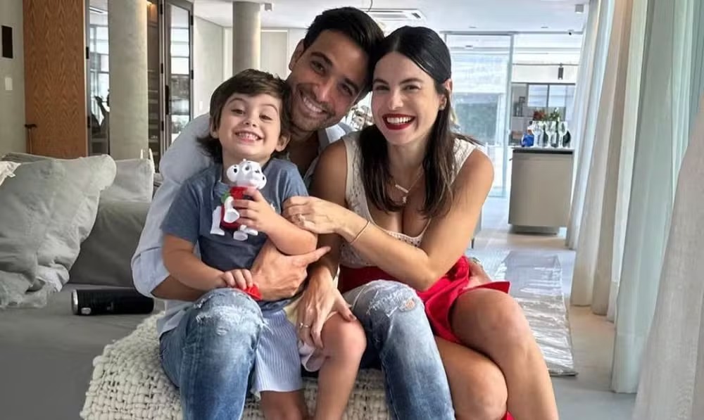 A atriz Sthefany Brito ao lado do marido e do filho 