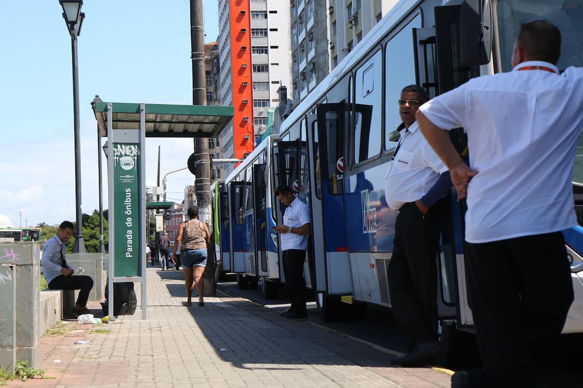 Sindicato paralisa motoristas e ônibus em ação para reivindicar reunião com Governo do Estado e sindicado dos empresários. 