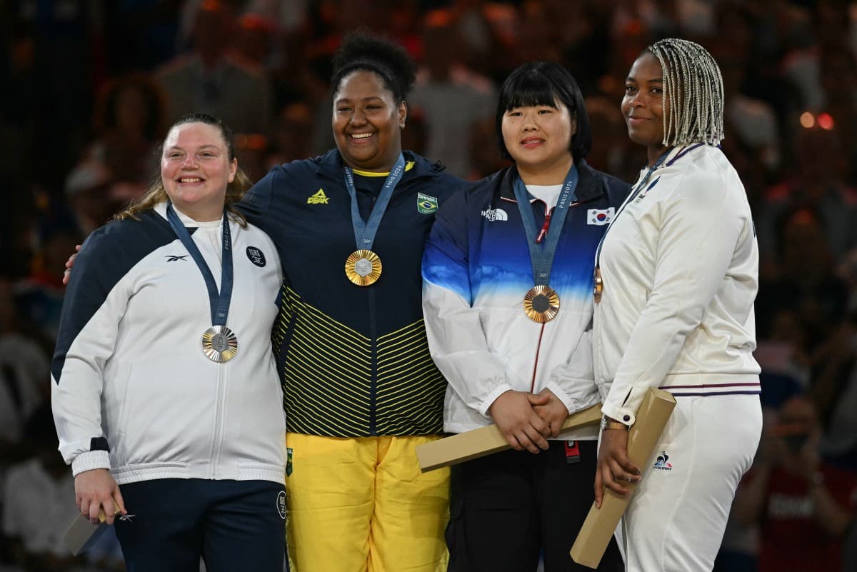 Beatriz Souza no pódio em Paris-2024