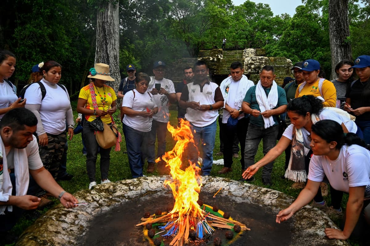 Líderes colombianos da Amazônia participam de uma cerimônia maia no sítio arqueológico de Uaxactun, na Biosfera Maia, em Peten, Guatemala