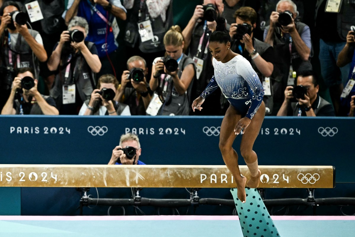 Simone Biles erra na apresentação da trave