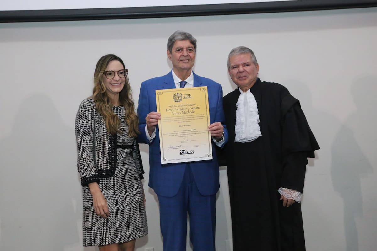 Renato Cunha, ladeado pela filha, Renata, e o presidente do TJPE