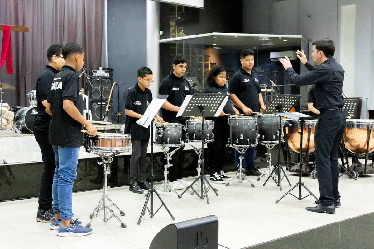 O Grupo de Percussão é focado no aperfeiçoamento técnico e artístico de instrumentos percussivos populares e eruditos.