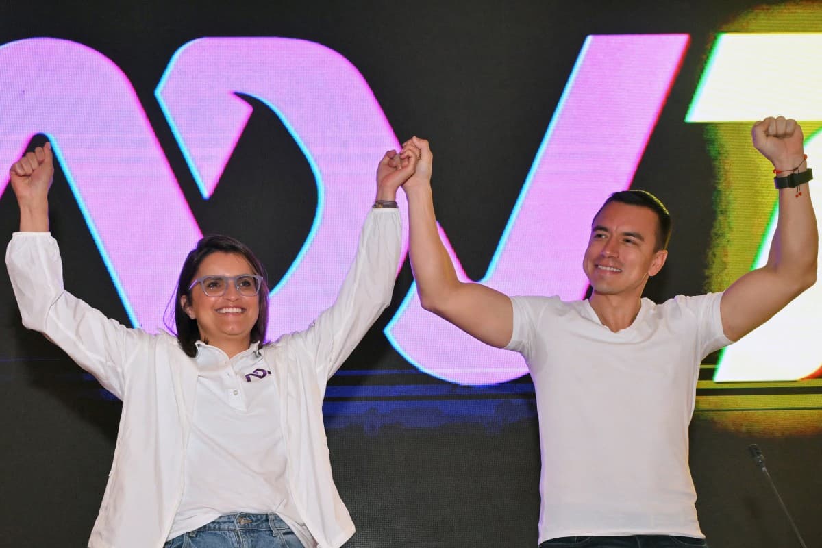 O presidente do Equador, Daniel Noboa (D), levanta os braços ao lado de Maria José Pinto, candidata a vice-presidente, durante a convenção nacional de seu partido Ação Democrática Nacional (ADN) 