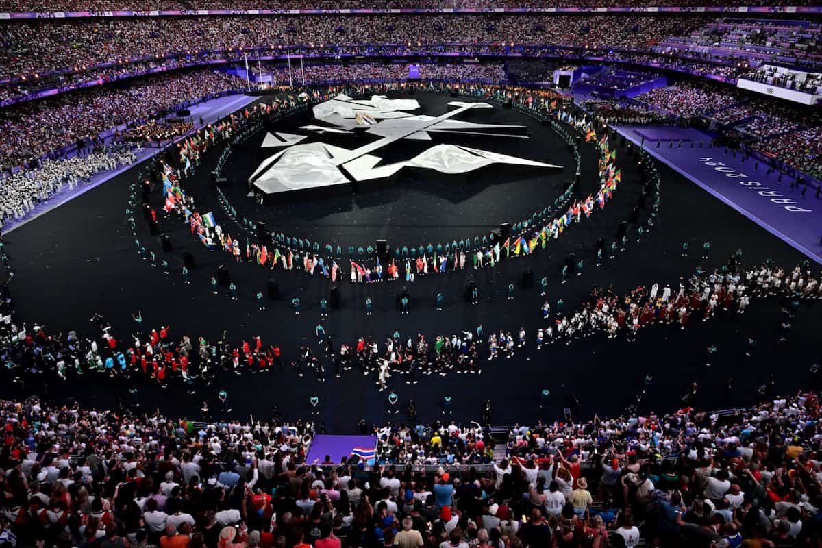 Porta-bandeiras das 205 nações no Stade de France