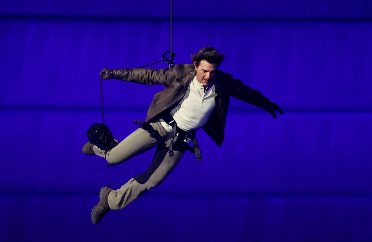 Tom Cruise descendo no Stade de France 