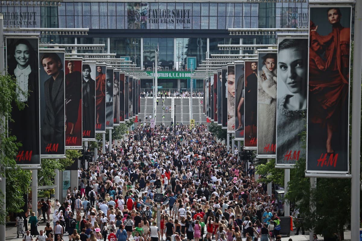 Fãs esperam para entrar no estádio para ver Taylor Swifft em Londres