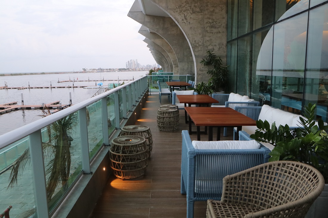 Novo restaurante tem varanda com vista pra Marina