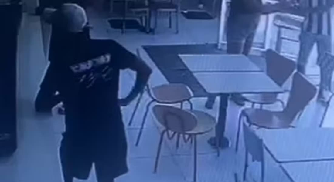 Vídeo mostra o momento em que suspeito de envenenar ex-namorada compra o milk-shake usado no crime