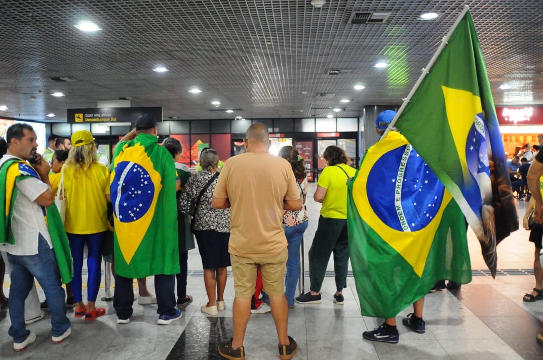 Apoiadores esperam Bolsonaro