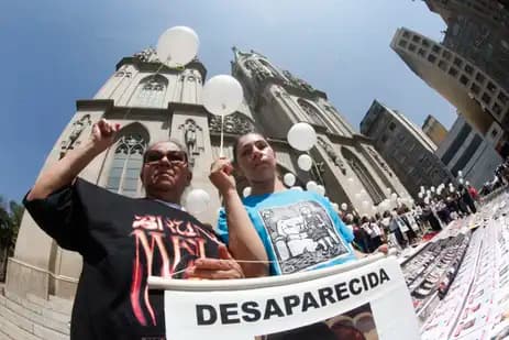 São Paulo - Dalia (irmã) e Marta (mãe de desaparecida). 