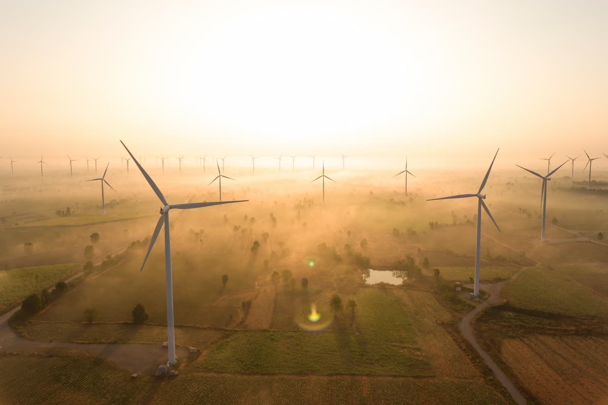 Energias renováveis, como a eólica, são aquelas que não deixam resíduos de dióxido de carbono na atmosfera