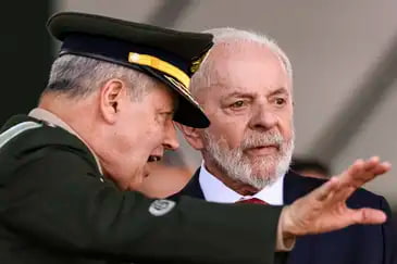 O comandante do Exército, general Tomás Paiva, e o presidente Lula na solenidade comemorativa ao Dia do Soldado 