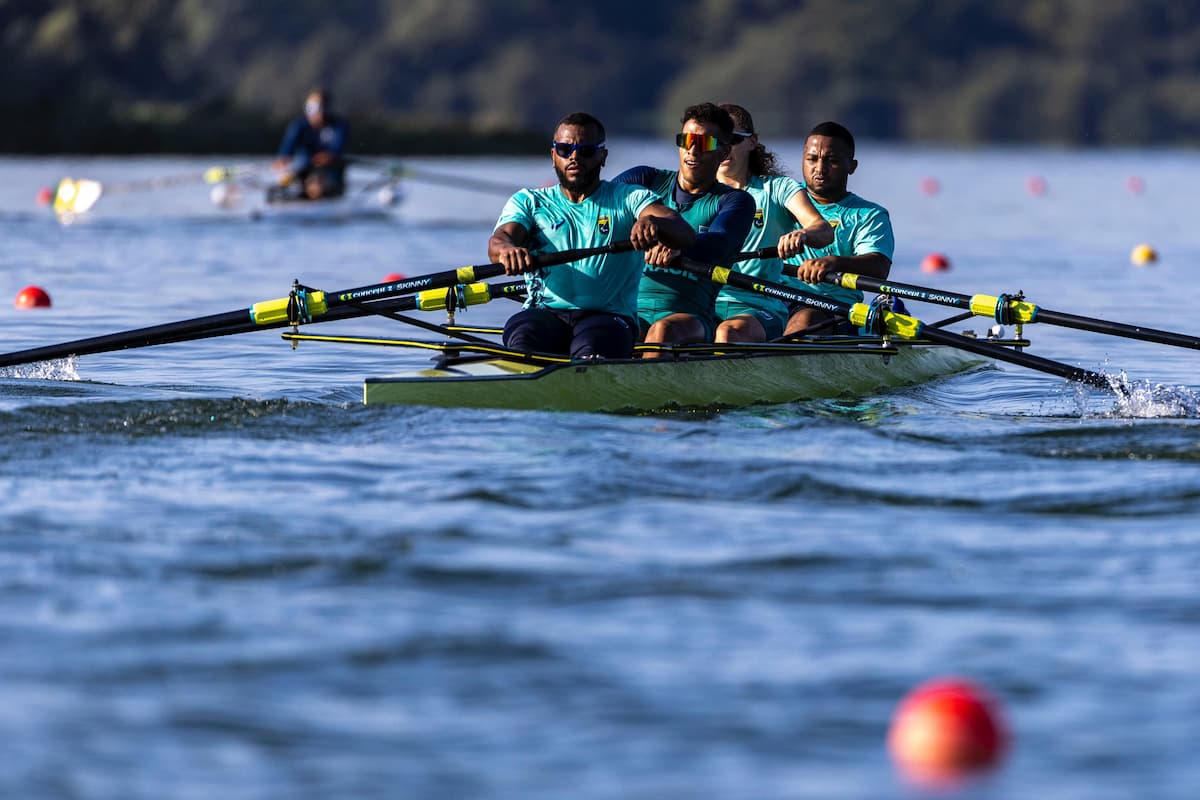 Erik e Gabriel (os dois primeiros na embarcação), atletas pernambucanos do remo 