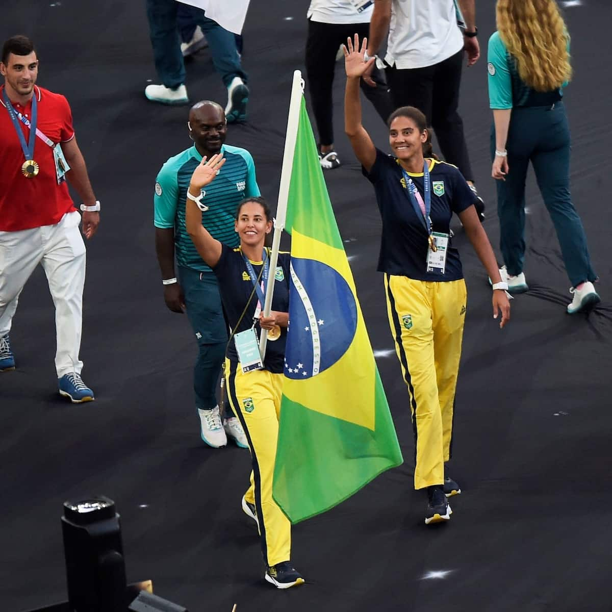 Duda e Ana Patrícia conquistaram o ouro no vôlei de praia e foram as porta-bandeiras do Brasil no encerramento dos Jogos 