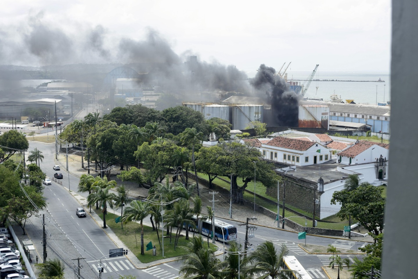 Incêndio atinge equipamentos instalados no Porto do Recife