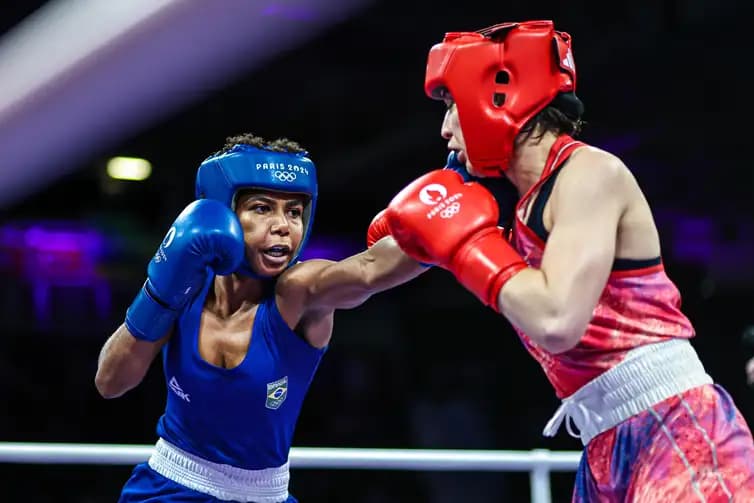 A pugilista paulista Jucielen Romeu superou na estreia do peso leve (57 quilos) a norte-americana Alyssa Mendoza e lutará as quartas de final às 6h16 de domingo (4) 