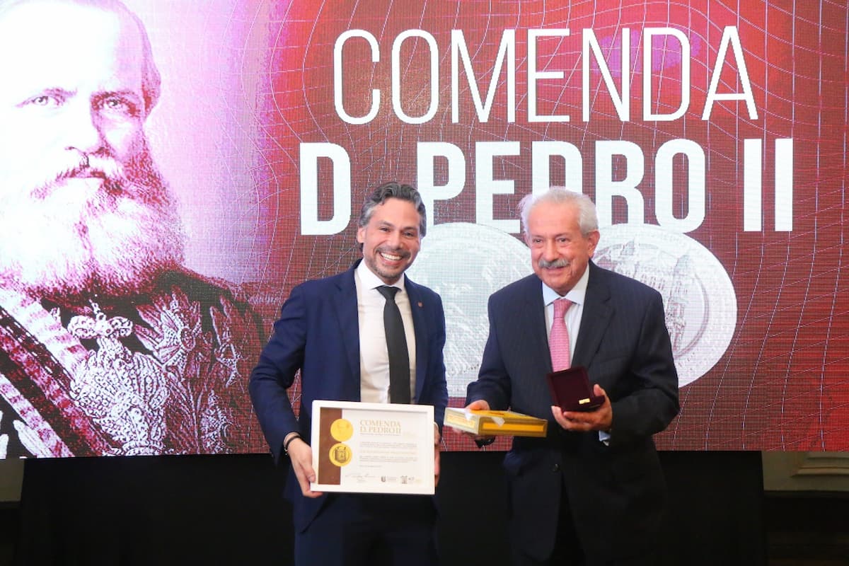 Piauhylino (D) recebeu a Medalha Dom Pedro II das mãos do presidente da ACP, Tiago Carneiro