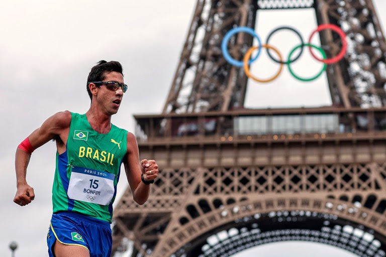 Caio Bonfim, além da inédita medalha de prata, também ficou em sétimo na prova do revezamento misto da marcha atlética ao lado de Viviane Lyra