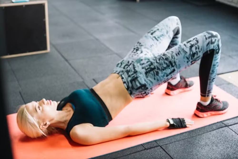 A ponte de glúteos é um exercício recomendado para pessoas acima dos 50 anos 