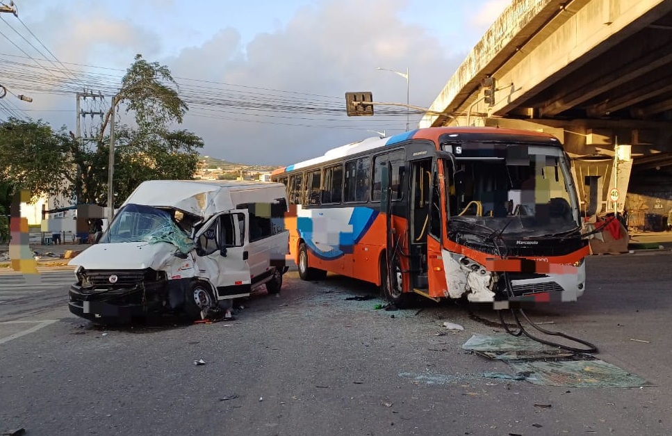 Colisão entre van e ônibus deixa feridos na BR-104, em Caruaru