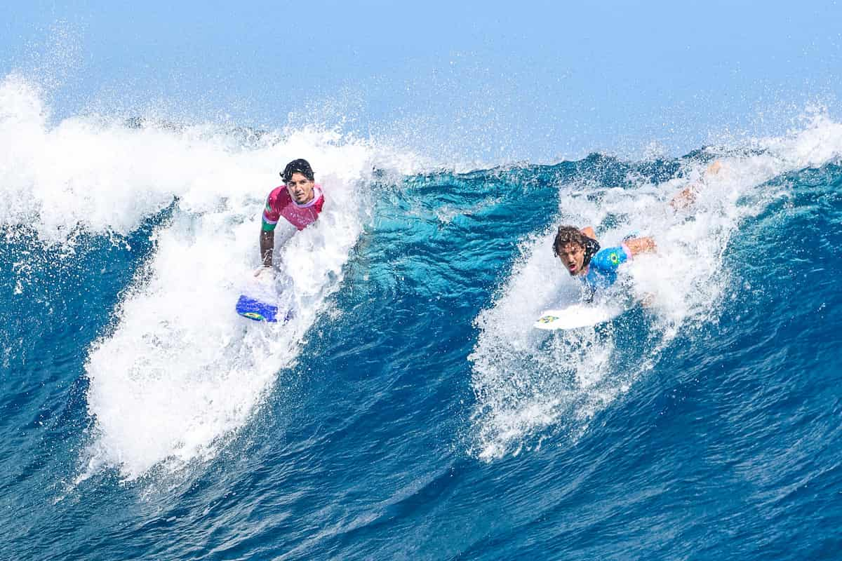 Gabriel Medina e João Chianca durante disputa de bateria olímpica, em Teahupo'o, no Taiti 