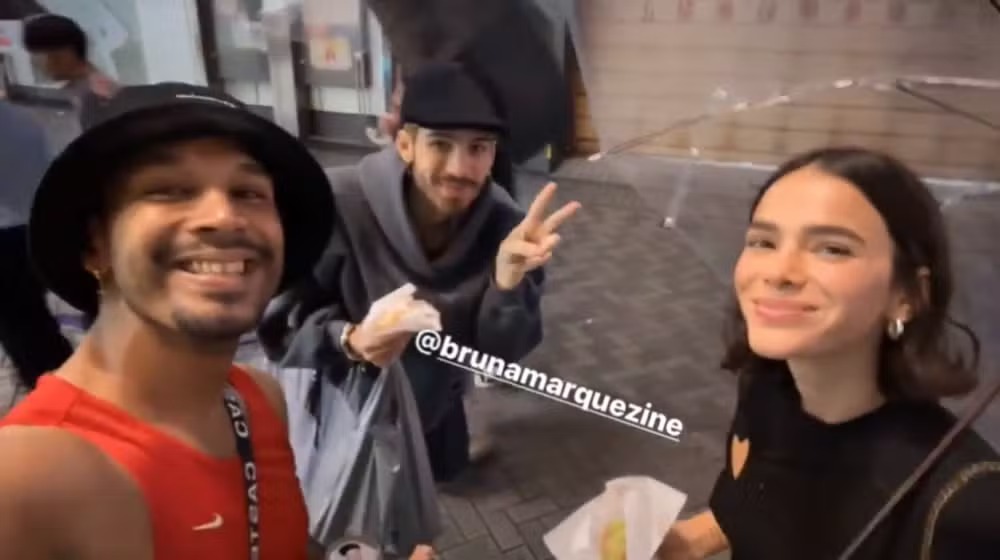 João Guilherme e Bruna Marquezine posam com fã durante viagem a Tóquio 