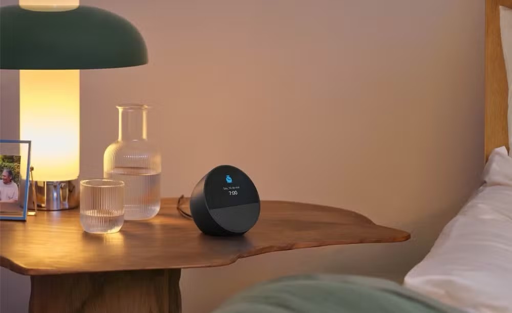 Amazon lança no Brasil o Echo Spot, com Alexa e visual inspirado em antigos relógios de mesa de cabeceira 