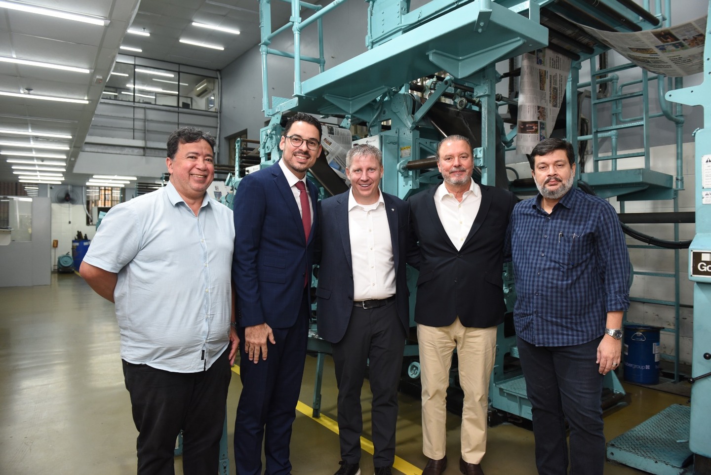 CEO da Azul, John Rodgerson visita parque gráfico da Folha de Pernambuco