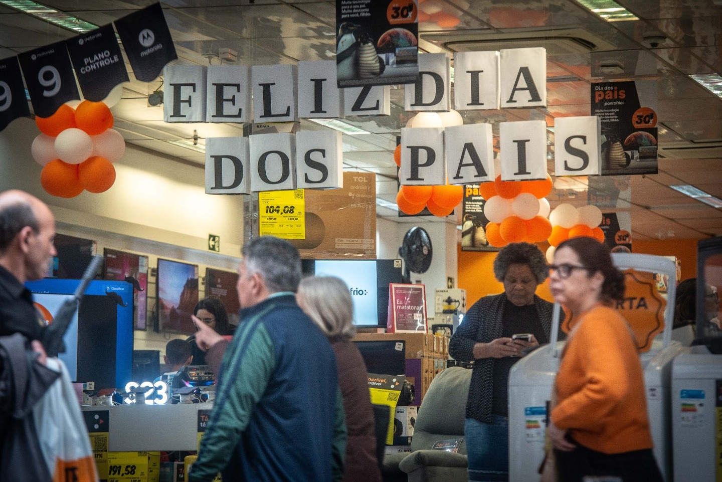 Lojistas tentam atrair consumidores com promoções à medida que o Dia dos Pais se aproxima em Porto Alegre.