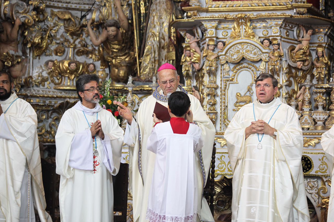 Dom Fernando Saburido, ao centro, e Frei Damião Silva, à direita