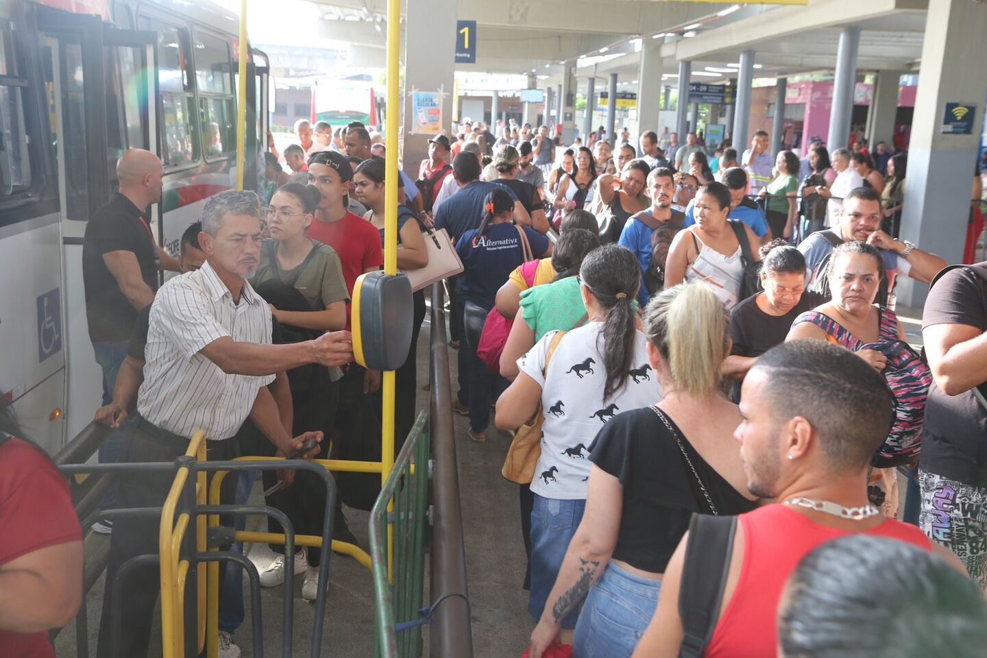 Movimentação intensa de passageiros no TI Joana Bezerra no primeiro dia da greve dos rodoviários