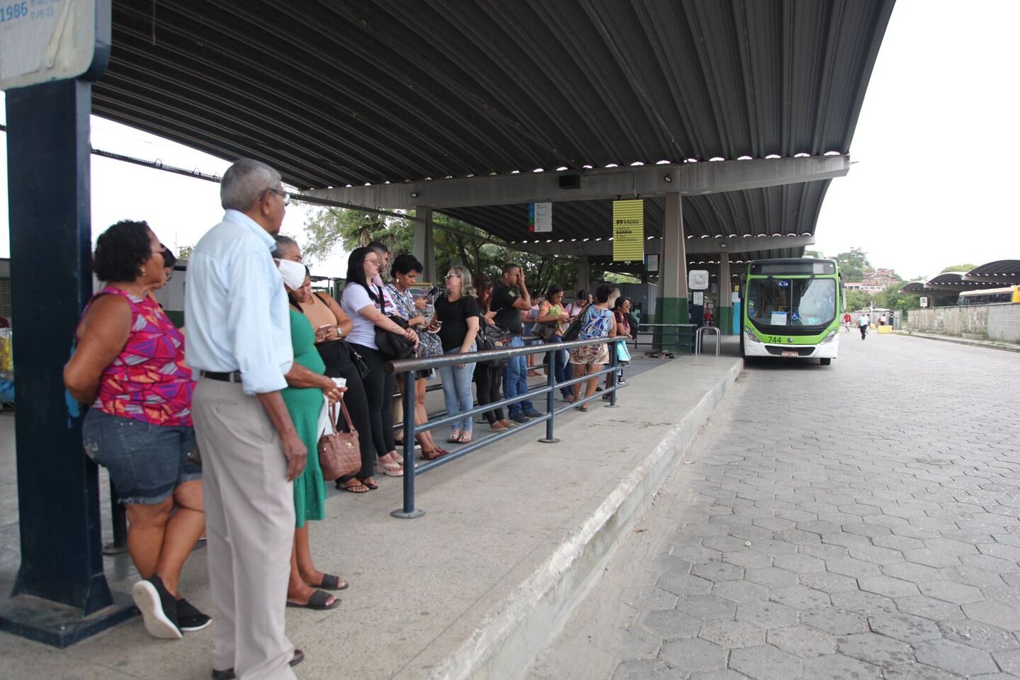 Passageiros aguardam transporte no Terminal da PE-15