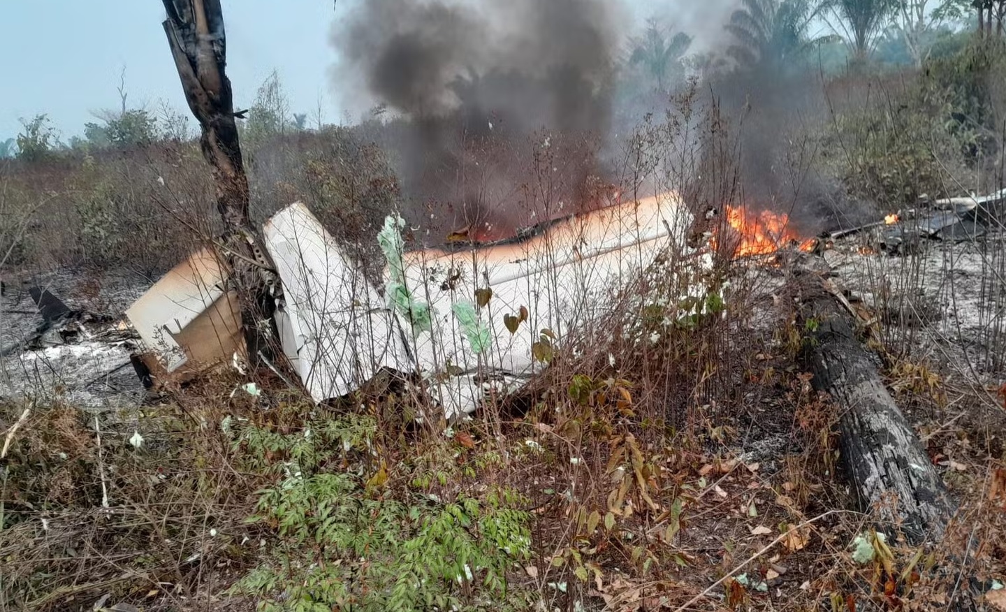 Avião de pequeno porte cai e deixa mortos na zona rural de Mato Grosso