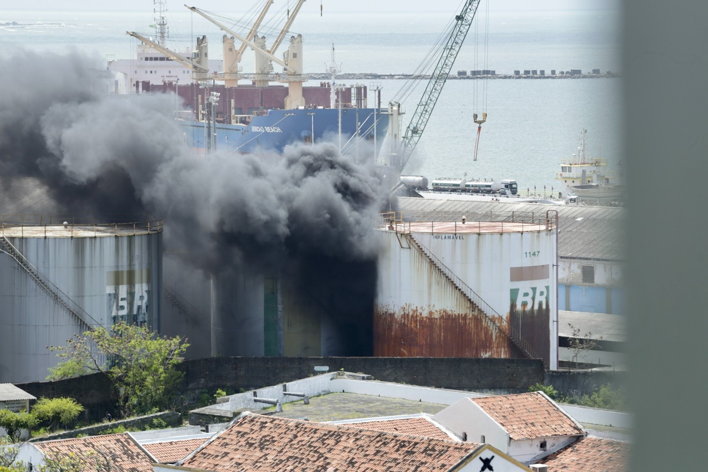 Incêndio atinge equipamentos instalados no Porto do Recife