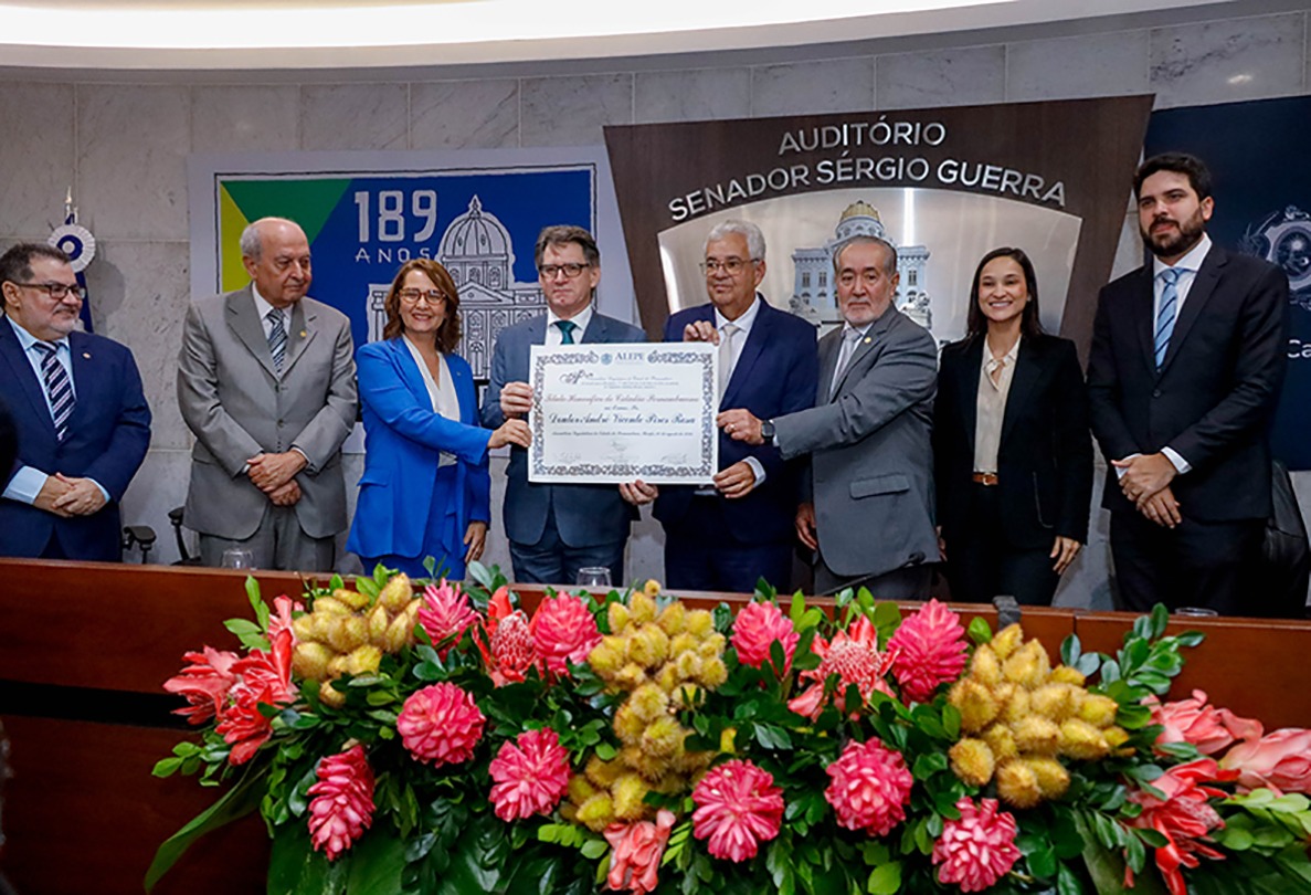 O desembargador André Vicente recebeu o título de cidadão pernambucano, na ALEPE. Homenagem foi proposta pelo deputado Antônio Moraes