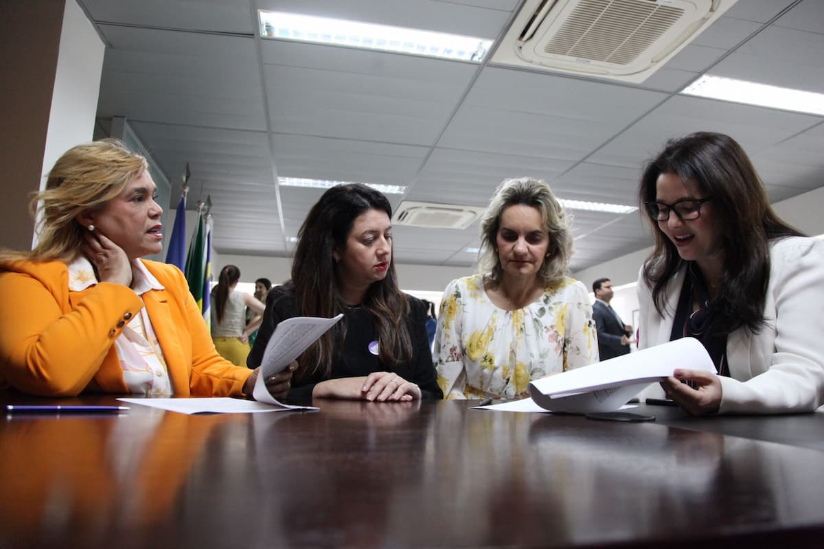 Também participaram do ato de assinatura as juízas Roberta Corrêa, que compõe o subcomitê de fortalecimento da mulher, e Adriana Satou, auxiliar da presidência do TRT-6.