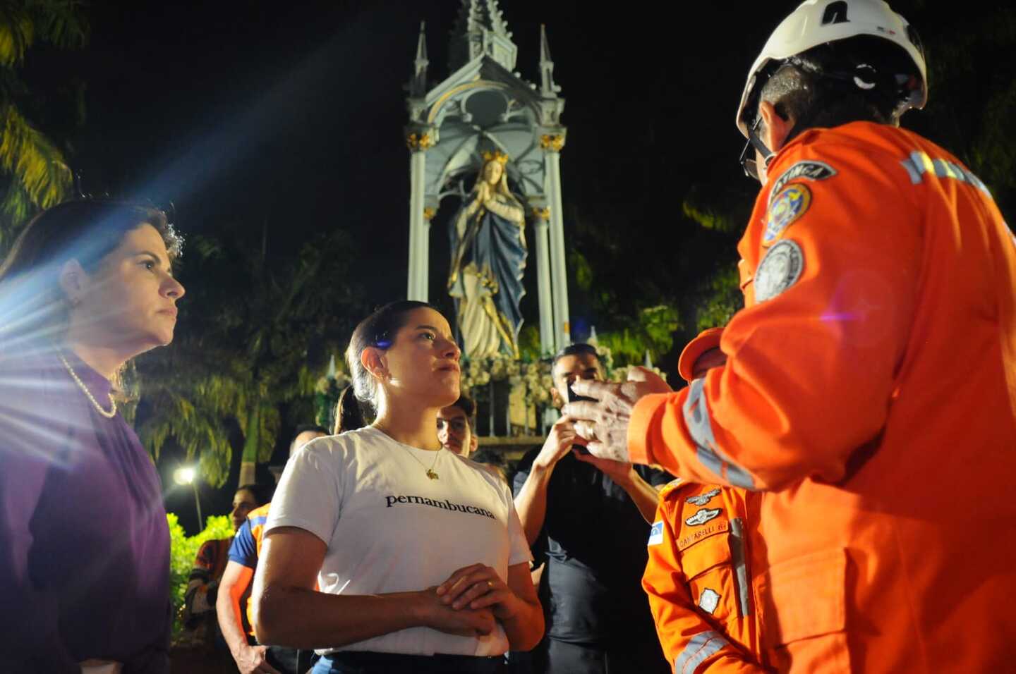 Equipe de resgate no Santuário de Nossa senhora da Conceição conversa com a governadora Raquel Lyra