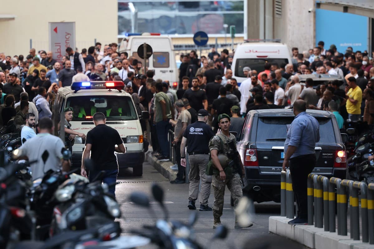 Ambulâncias são cercadas por pessoas na entrada do Centro Médico da Universidade Americana de Beirute, após explosões atingirem locais em vários redutos do Hezbollah