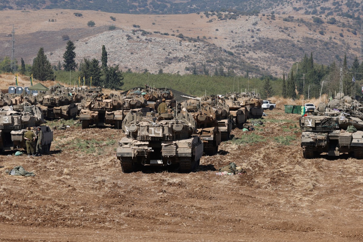 Tropas israelenses se preparando para uma incursão terrestre no Líbano