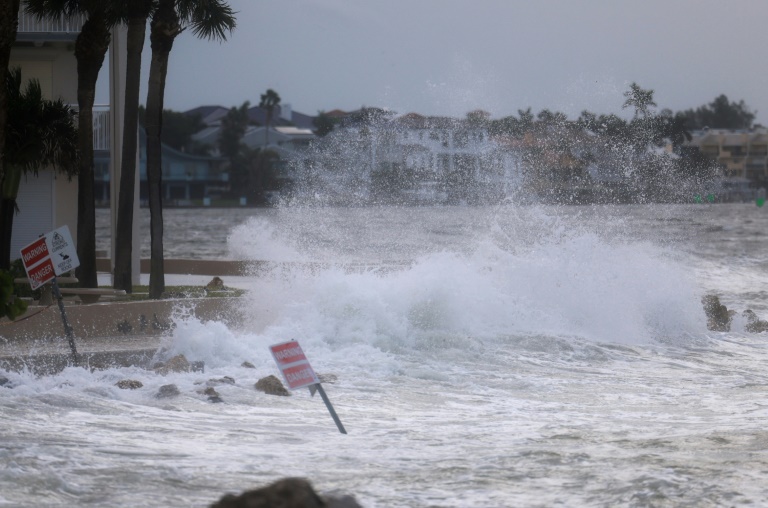 As ondas atingem a costa com força no Golfo do México, enquanto o furacão Helene avança em alto-mar, em 26 de setembro de 2024 - Foto: Getty Images North America/AFP